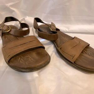 Born brown leather sandal size 9